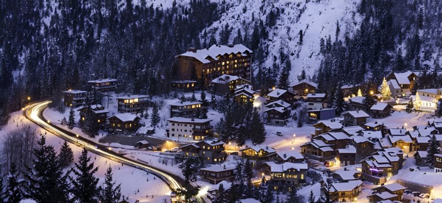 French Alps: Enjoy skiing, snowboarding, and breathtaking mountain views in popular resorts like Chamonix and Courchevel.